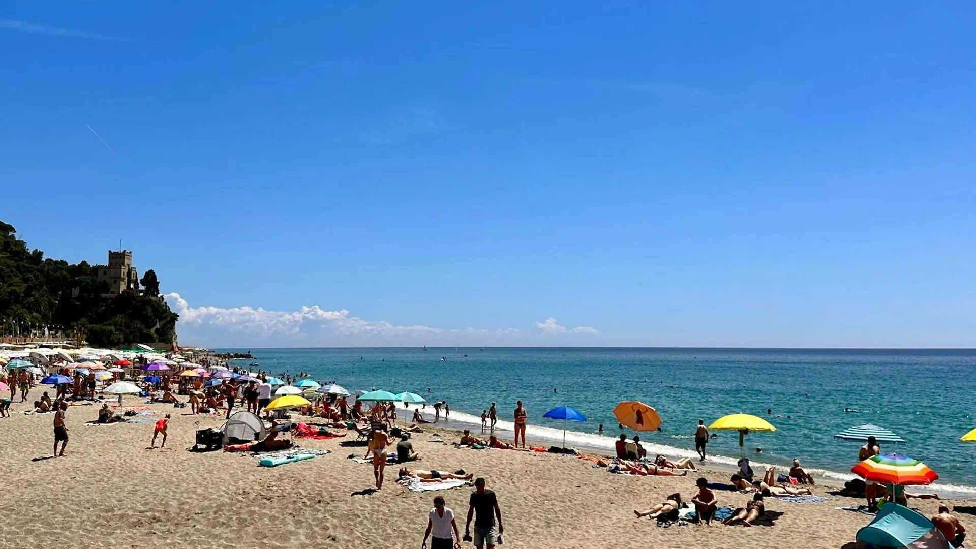 Hostdomus-Acquamarina Suite - Seafront Apartment - Bike Room Finale Ligure Italy