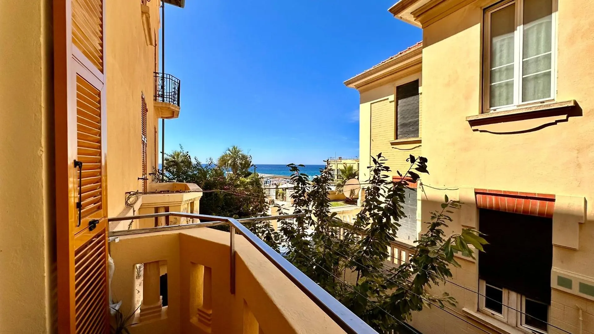 Hostdomus-Acquamarina Suite - Seafront Apartment - Bike Room Finale Ligure